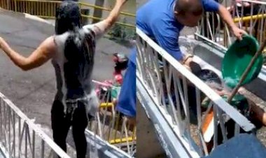 Bikin Geli Saja, Emak-emak Ini Demi Cegah Corona Mandi Sambil Berguling-guling di Depan Rumah