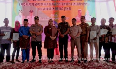 Bupati Muarojambi Serahkan Sertifikat Program PTSL ke Masyarakat