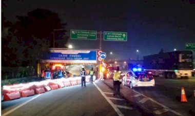 Halangi Pemudik, Dua Lintasan Tol Jakarta-Cikampek Disekat