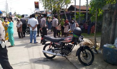 Emak-emak di Tanjab Barat Ini Tertipu Pembagian Sembako Gratis di DPC Gerindra