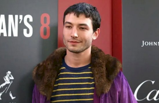 Ezra Miller Cekik Fans Hingga Terjungkal, Begini Kronologinya