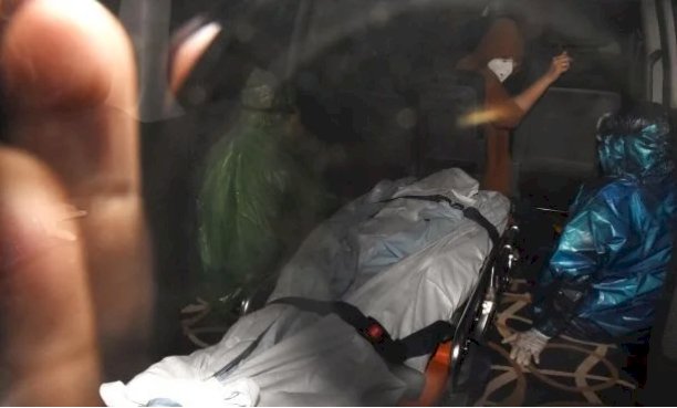 Jenazah Glenn Fredly dibungkus, Petugas yang Membawanya Lengkap dengan APD