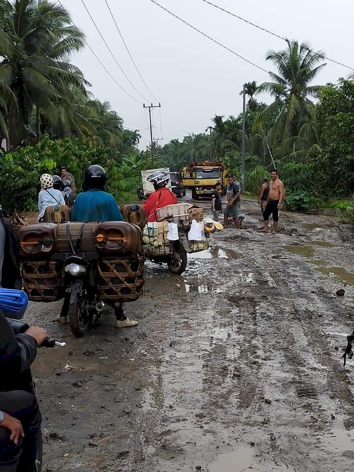 Kondisi Jalan Siau Dalam Muara Sabak Timur Rusak Parah, Sopir Truck Antre Hingga 3 Jam
