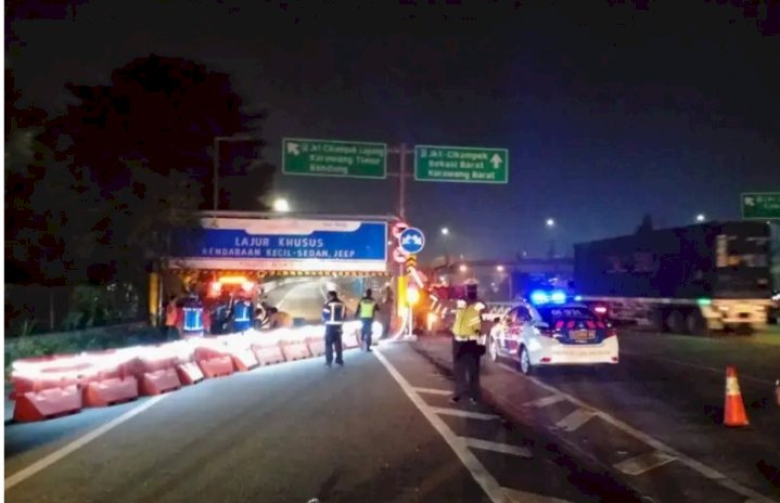 Halangi Pemudik, Dua Lintasan Tol Jakarta-Cikampek Disekat