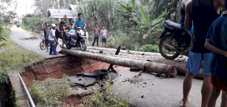 Diterjang Banjir, Jalan di Kecamatan Limun Sarolangun Ini Putus