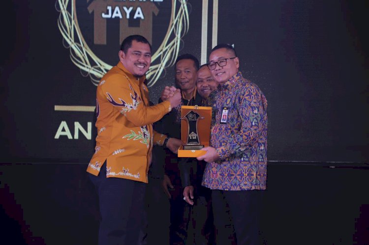 Bupati Bungo Raih Penghargaan Sebagai Bupati Terbaik dari Appenas Jaya