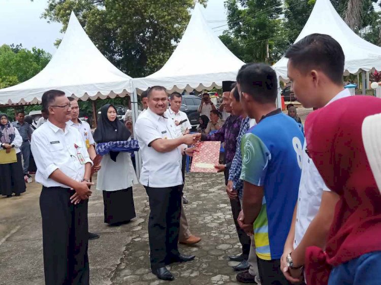 Bupati Bungo, BPN & Kadis Kop UKM Bagikan Sertifikat Tanah Bagi UKM