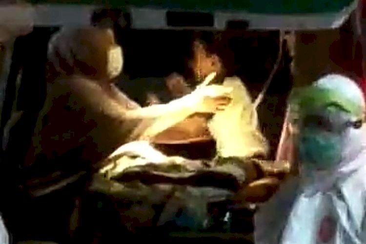 Sedih! Ibu dan Dua Anaknya yang Positif COVID-19 Berpelukan di Ambulans