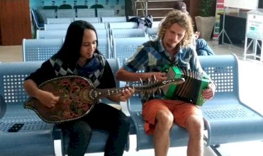 Musisi Tradisional Ini Ajak Duet Suami & Istri WN Rusia Viral Karena Ngamen