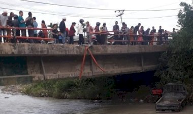 Diduga Rem Blong Mobil Pengangkut Pasir di Kerinci Terjun Bebas ke Sungai, 5 Orang Terluka