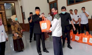 DPRD Provinsi Jambi Salurkan Bantuan Sembako ke Satpam, Honorer dan Cleaning Service Kantor DPRD Provinsi