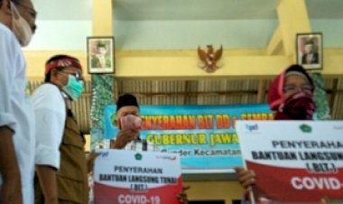 Bagikan BLT, Khofifah Minta Jangan Dibelikan Baju Lebaran