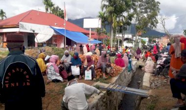 Bukannya Menjaga Jarak, Ratusan Warga di Kerinci Ini Malah Padati Kantor Pos