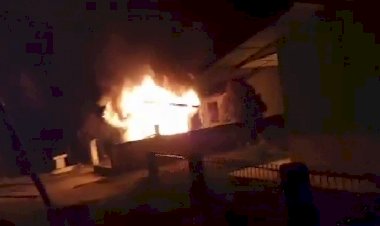 BREAKING NEWS!! Diduga Pembagian BLT Tidak Tepat Sasaran, Posko Covid-19 Desa Airbatu Merangin-Jambi Dibakar Warga