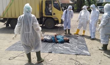 Heboh, Meninggal di Dalam Mobil, Pria Asal Banten Dievakuasi Tim Medis Tanjab Barat Gunakan APD Lengkap