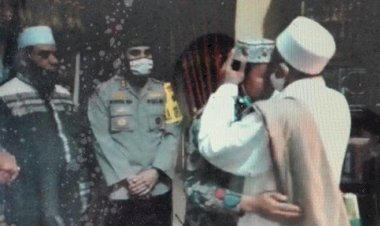 Momen Mengharukan Usai Minta Maaf pada Habib Umar Assegaf, Asmadi Satpol PP Surabaya Diganjar Hadiah Umroh