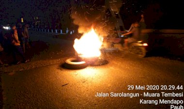 Breaking News!!! Satu Warganya Ditembak, Ratusan Warga Karmen Sarolangun Blokir Jalan Jambi