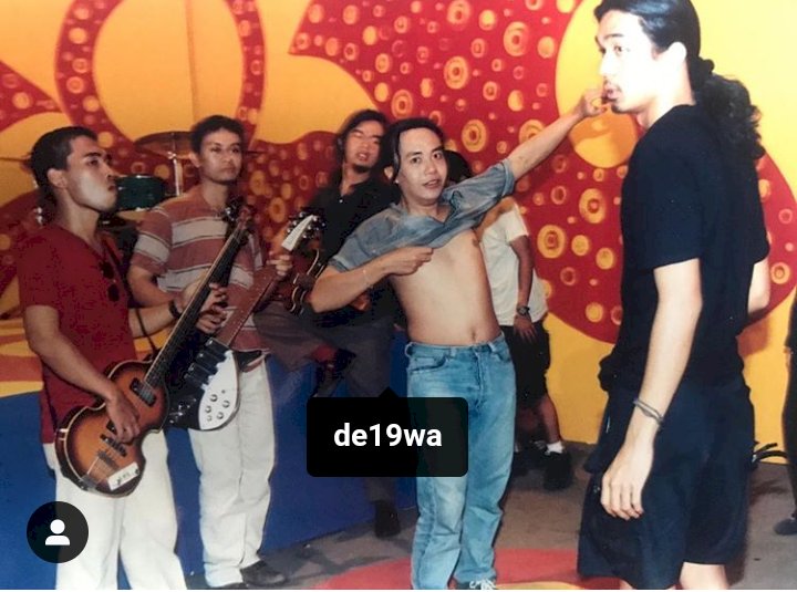 Pemakaman Mantan Bassist Dewa 19 Erwin Prasetya di TPU Surabaya