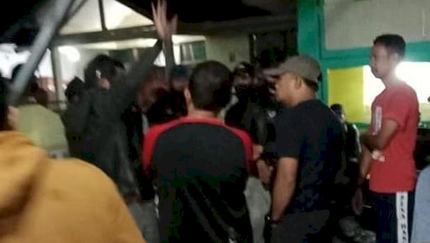 Heboh YouTuber Bandung Prank Bagi 'Makanan' Sampah ke Waria, Warga Geruduk Pelaku