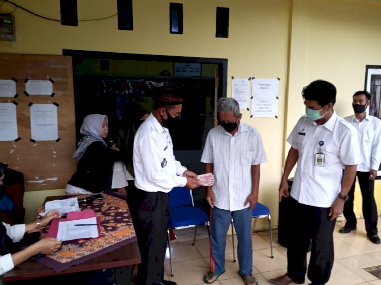 Desa di Kecamatan Sekernan Muarojambi Ini Perdana Salurkan BLT