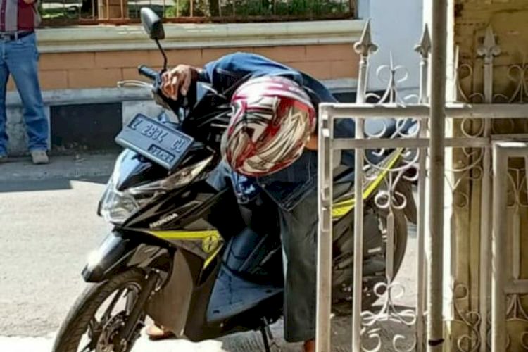 Viral! Pengemudi Motor Terkulai dan Meninggal, Begini Kata Pejabat Setempat