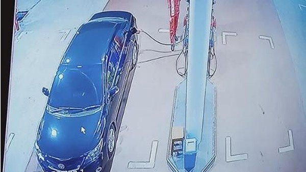 VIRAL! Pemobil Kabur Usai Isi Bensin Lalu Tabrak Pemotor di Jaktim