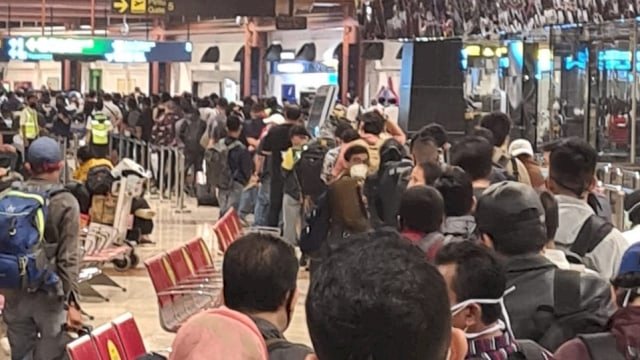 Duh! Antrian Penumpang di Terminal 2 Soetta Bikin Nyesek, Langgar Social Distancing