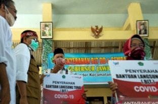Bagikan BLT, Khofifah Minta Jangan Dibelikan Baju Lebaran
