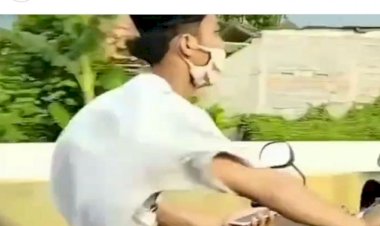 Santuy! Pemuda Bersarung Bawa Motor Masuk Tol, Polisi: Memang Seperti Itu