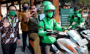 Ojol Grab Solo Gunakan Alat Proteksi Cegah COVID-19