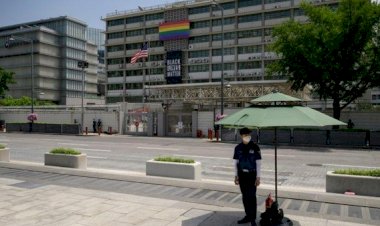 Kedubes AS Turunkan Spanduk Kampanye Black Lives Matter & LGBTQ