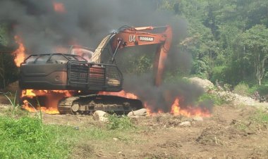 Satu Unit Eskavator Dibakar, Empat Pekerja PETI di Batu Kerbau Diamankan