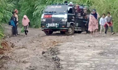 Akses Jalan Masgolempur Kerinci Rusak Parah, Warga: Tolong Kami