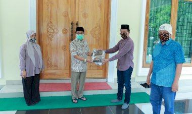 Fachrori Serahkan Ribuan Masker ke Pedagang Angsoduo
