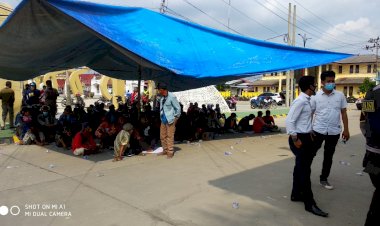 Dirikan Tenda, Ratusan Warga Pengabuan Tanjab Barat Masih Bertahan di Kantor Bupati