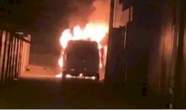 Mobil Toyota Alphard Via Vallen yang Diduga Dibakar Orang di Depan Rumahnya