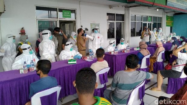 Kemarin Ditolak, Hari Ini Tim Medis Disambut Ceria Pedagang Pasar Cileungsi untuk Tes Massal