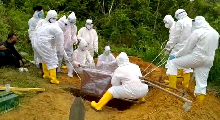 Meninggal Dunia Saat Melahirkan, PDP Asal Muarojambi Ini Dikuburkan dengan Protap Covid-19