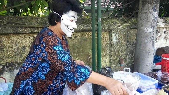 Viral Bu Nani Pedagang Bubur Bertopeng yang Kini Terkenal