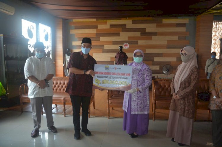 Rahima Salurkan Bantuan untuk Pengrajin UMKM dan Lansia