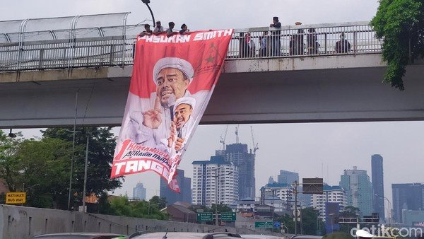 Bentangkan Spanduk Habib Rizieq di Atas JPO, Massa PA 212 Tuntut RUU HIP Ditarik