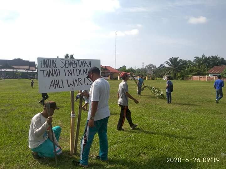 Nah, Puluhan Orang Tanam Sawit di Lapangan Aksodano Muarojambi, Ada Apa?