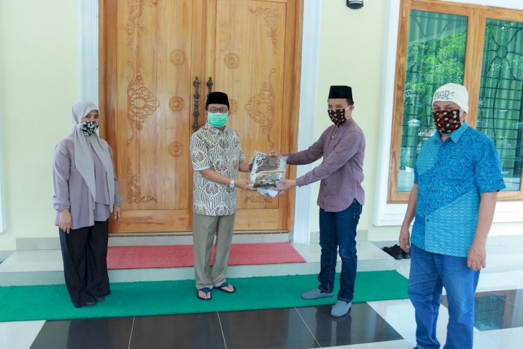 Fachrori Serahkan Ribuan Masker ke Pedagang Angsoduo
