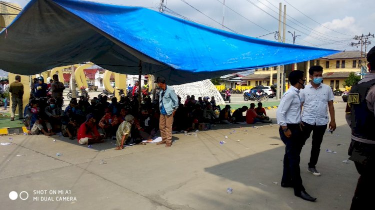 Dirikan Tenda, Ratusan Warga Pengabuan Tanjab Barat Masih Bertahan di Kantor Bupati