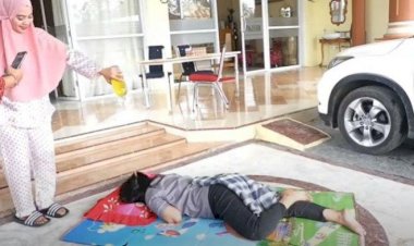 Viral Youtuber Prank Bangunkan Teman Siram Bensin, Netizen: Kasihan Cantik-cantik Otaknya di Dengkul