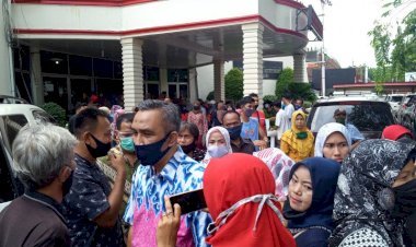 Emak-emak Demo Kantor DPRD Padang, Protes Zonasi Sekolah