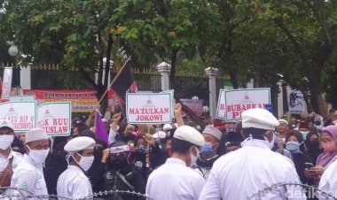 Massa PA 212 Dkk di DPR Tuntut Pemakzulan Jokowi, Bubarkan PDIP & Tolak RUU HIP