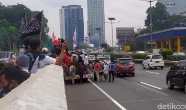 Dihalang Kawat Duri, Massa Panjat Pagar Tol di Lokasi Demo DPR