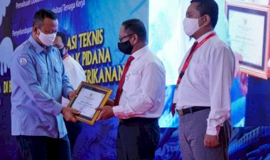 Sukses Ungkap Kasus Pidana Kelautan, 3 Penyidik Dapat Penghargaan dari Menteri Edhy