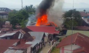 Warga Panik, Satu Rumah Terbakar Hebat di Sungaipenuh-Jambi